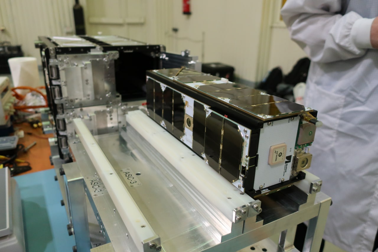 Снаряжение пусковых контейнеров спутниками. Август 2022 года. Байконур.